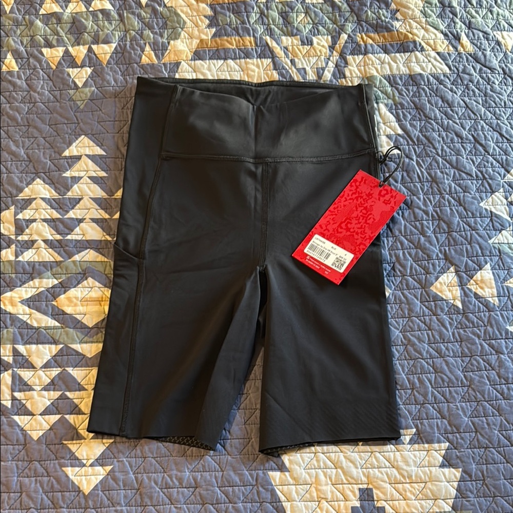 NWT women’s lululemon x Barry’s black shorts size 4